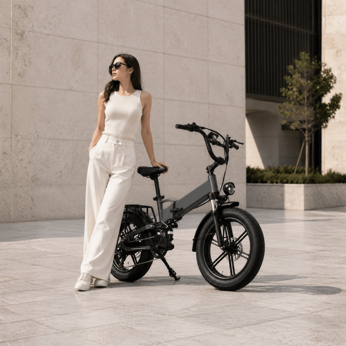 Donna in piedi con la fat bike elettrica pieghevole KOOLUX X12 Pro in città