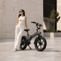 Donna in piedi con la fat bike elettrica pieghevole KOOLUX X12 Pro in città