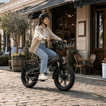 Donna alla guida della fat bike elettrica pieghevole KOOLUX X12 Pro in città