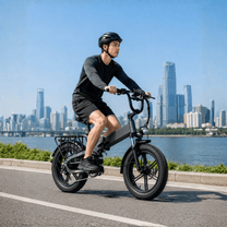 Uomo alla guida della fat bike elettrica pieghevole KOOLUX X12 Pro su strada