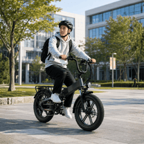 Uomo alla guida della fat bike elettrica pieghevole KOOLUX X12 Pro in città