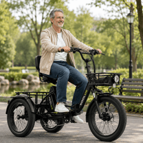 Uomo alla guida del triciclo elettrico KOOLUX X13 in un parco