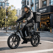 Uomo alla guida della fat bike elettrica pieghevole KOOLUX X16 in città