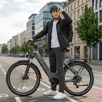 Uomo in piedi con la bici elettrica KOOLUX X2 in città