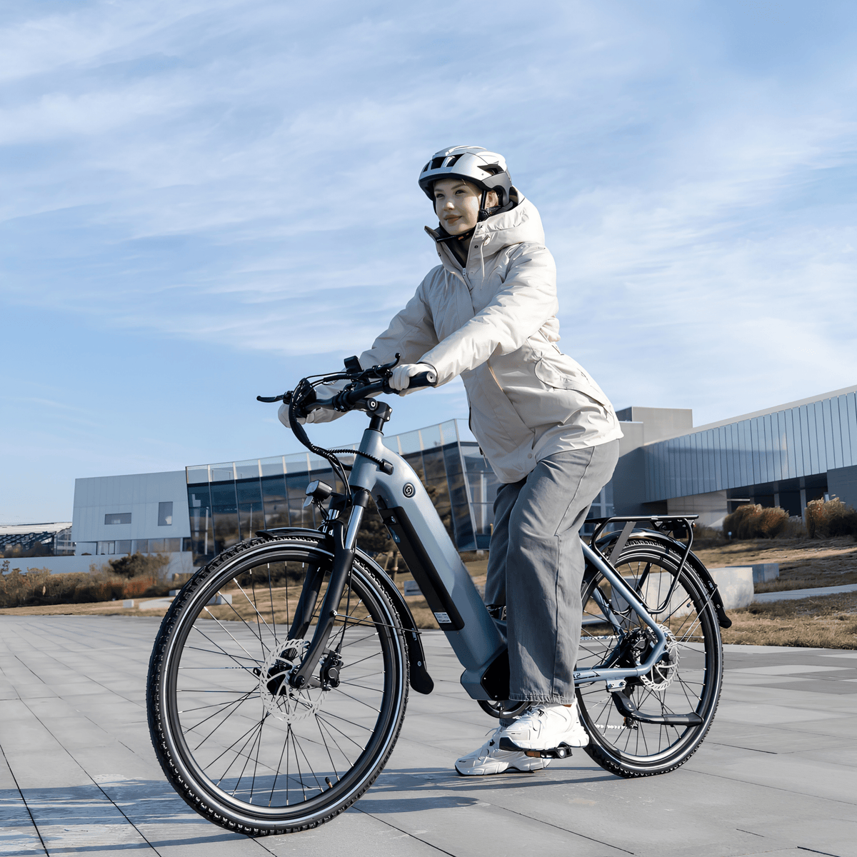 Uomo alla guida della bici elettrica KOOLUX X2 in città