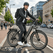 Uomo in piedi con la bici elettrica KOOLUX X2 in città