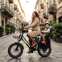 Donna alla guida della fat bike elettrica KOOLUX X8 con un bambino