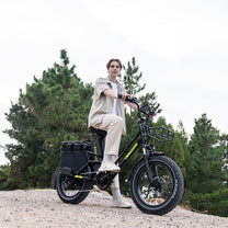 Uomo alla guida della fat bike elettrica KOOLUX X8 su un vialetto