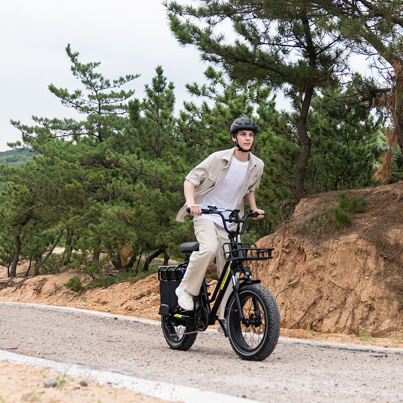 Uomo alla guida della fat bike elettrica KOOLUX X8 su un vialetto
