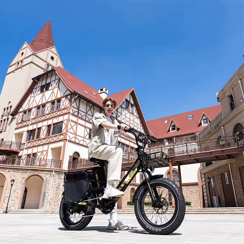 Uomo alla guida della fat bike elettrica KOOLUX X8 in città