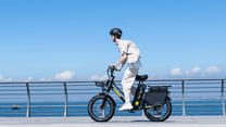 Uomo alla guida della fat bike elettrica KOOLUX X8 in riva al mare