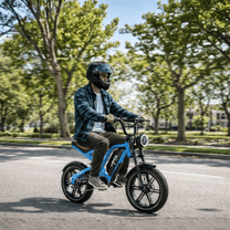 Persona alla guida della fat bike elettrica KOOLUX X9 Mini in un parco