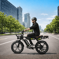 Uomo alla guida della fat bike elettrica KOOLUX X9 Pro in città
