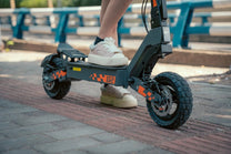 Persona alla guida del KuKirin G2 monopattino elettrico in città