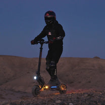 Persona in piedi con il monopattino elettrico KuKirin G2 Master in un ambiente serale