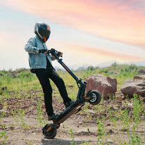 Pilota con il monopattino elettrico KuKirin G2 Master in fuoristrada