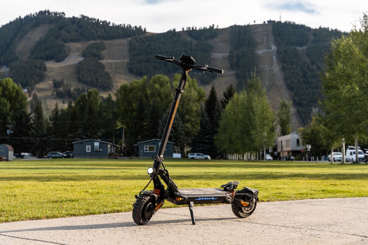 Monopattino elettrico KuKirin G2 Master visto di lato su un prato