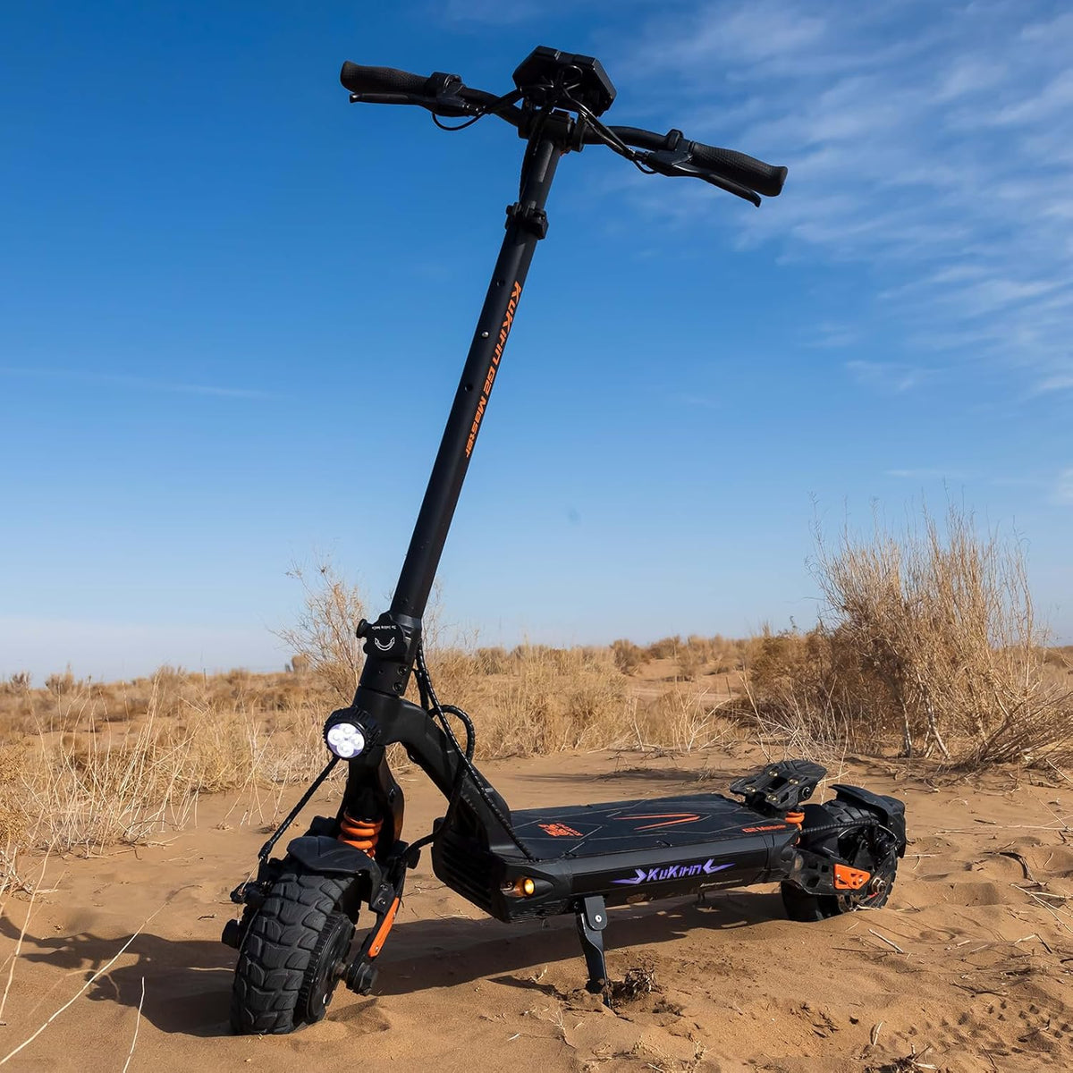 Monopattino elettrico KuKirin G2 Master visto di lato su terreno sabbioso
