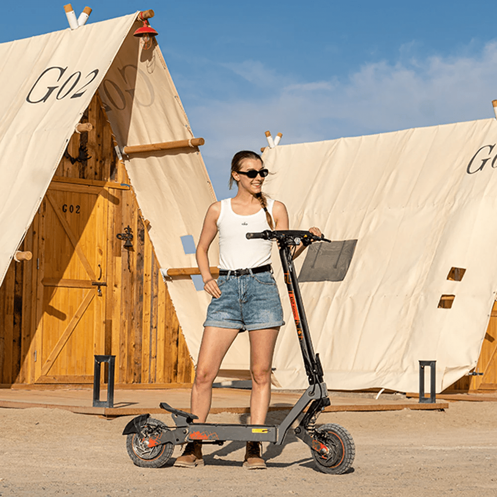 Donna in piedi con il monopattino elettrico KuKirin G2 Ultra