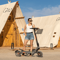 Donna in piedi con il monopattino elettrico KuKirin G2 Ultra