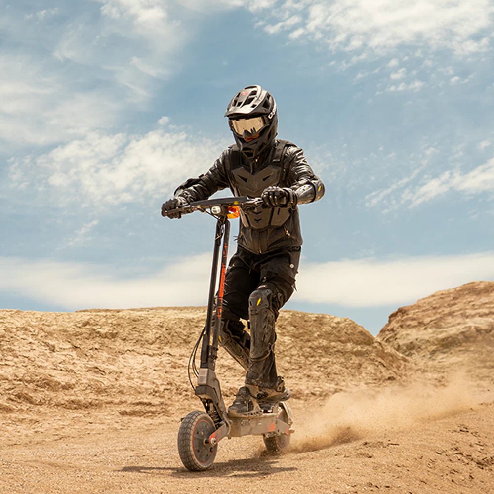Pilota con il monopattino elettrico KuKirin G2 Ultra in fuoristrada