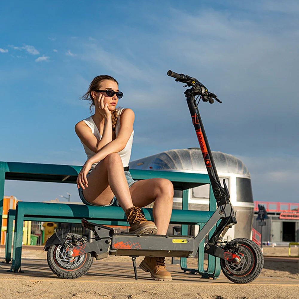 Donna in piedi con il monopattino elettrico KuKirin G2 Ultra