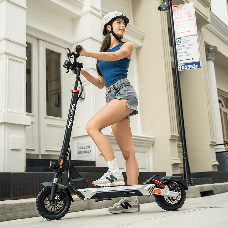 Donna in piedi con il monopattino elettrico KuKirin M4 Max