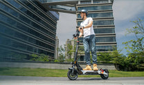 Persona alla guida del monopattino elettrico KuKirin M4 Max in città