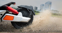 Pilota con il monopattino elettrico KuKirin M4 Max in fuoristrada