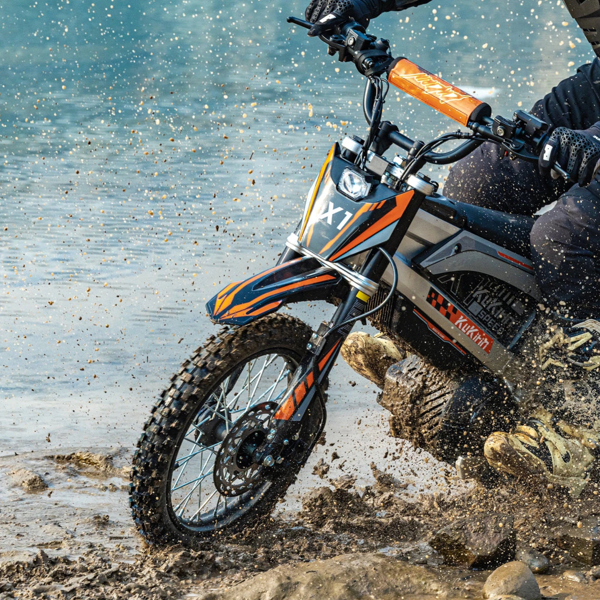 Pilota con la moto da cross elettrica KuKirin X1 in fuoristrada