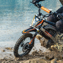 Pilota con la moto da cross elettrica KuKirin X1 in fuoristrada