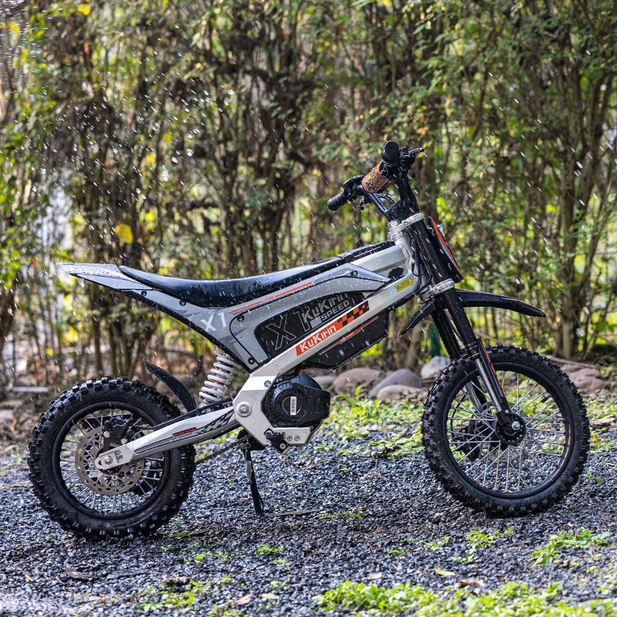 Moto da cross elettrica KuKirin X1 vista di lato nel bosco