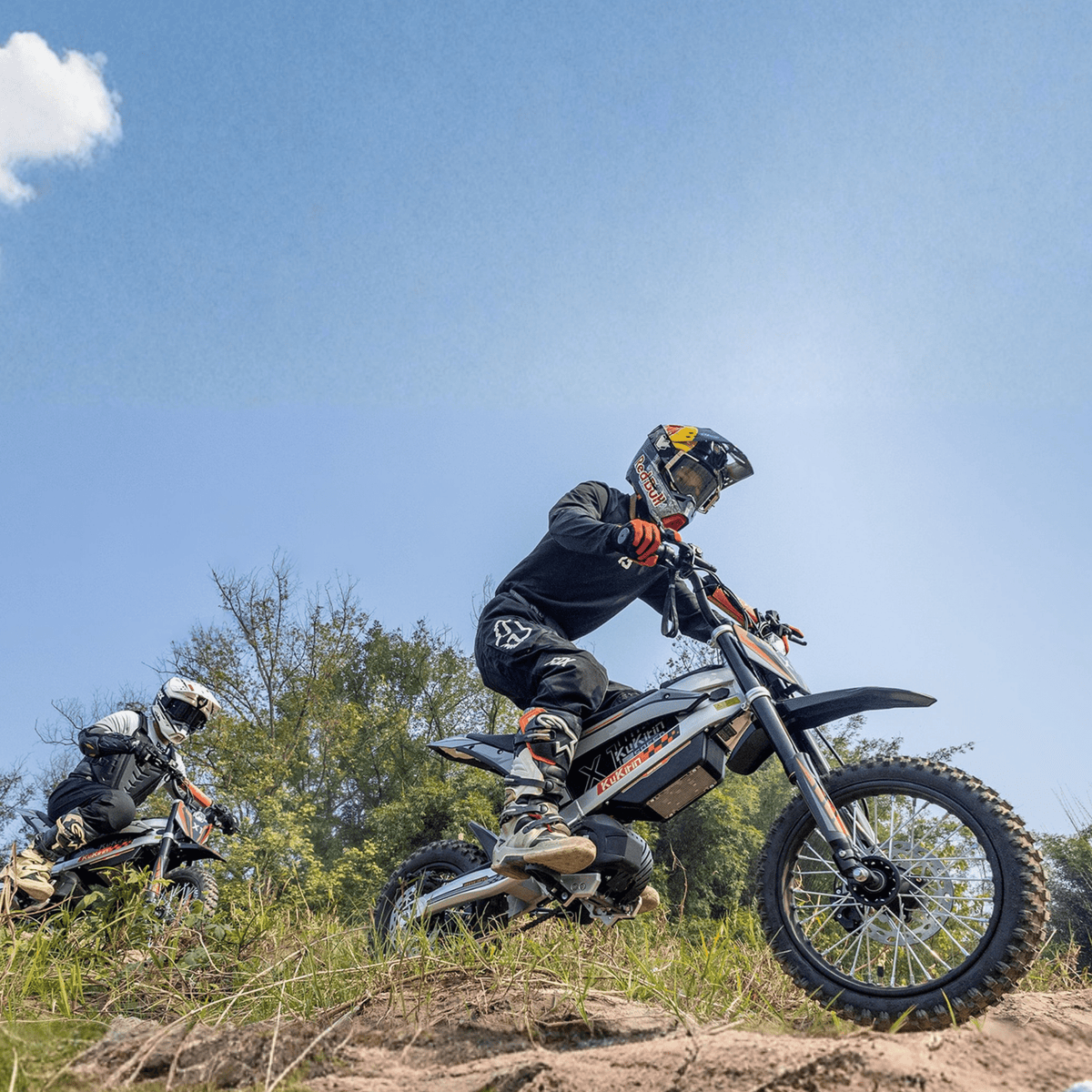 Pilota con la moto da cross elettrica KuKirin X1 in fuoristrada