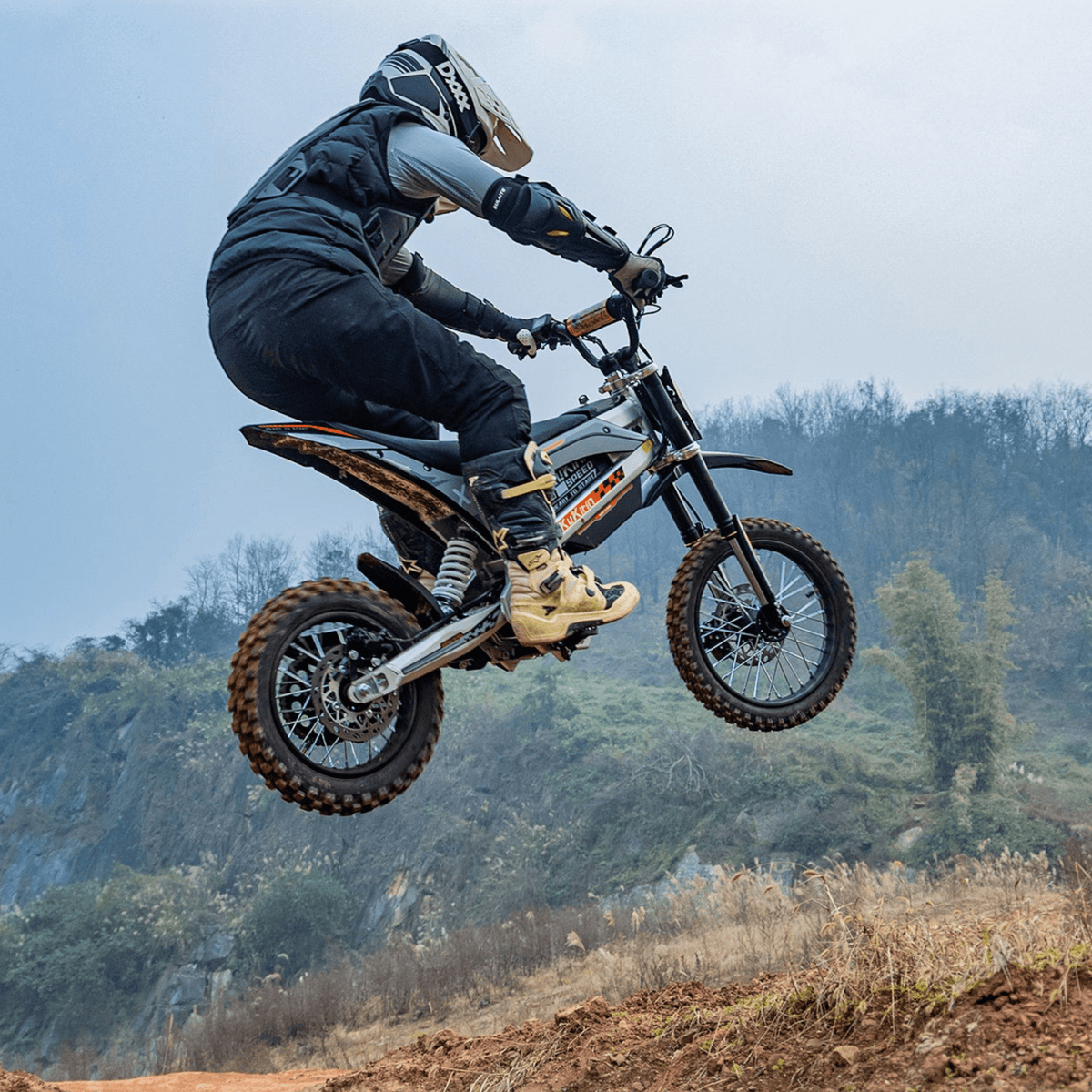 Pilota che salta con la moto da cross elettrica KuKirin X1