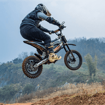 Pilota che salta con la moto da cross elettrica KuKirin X1