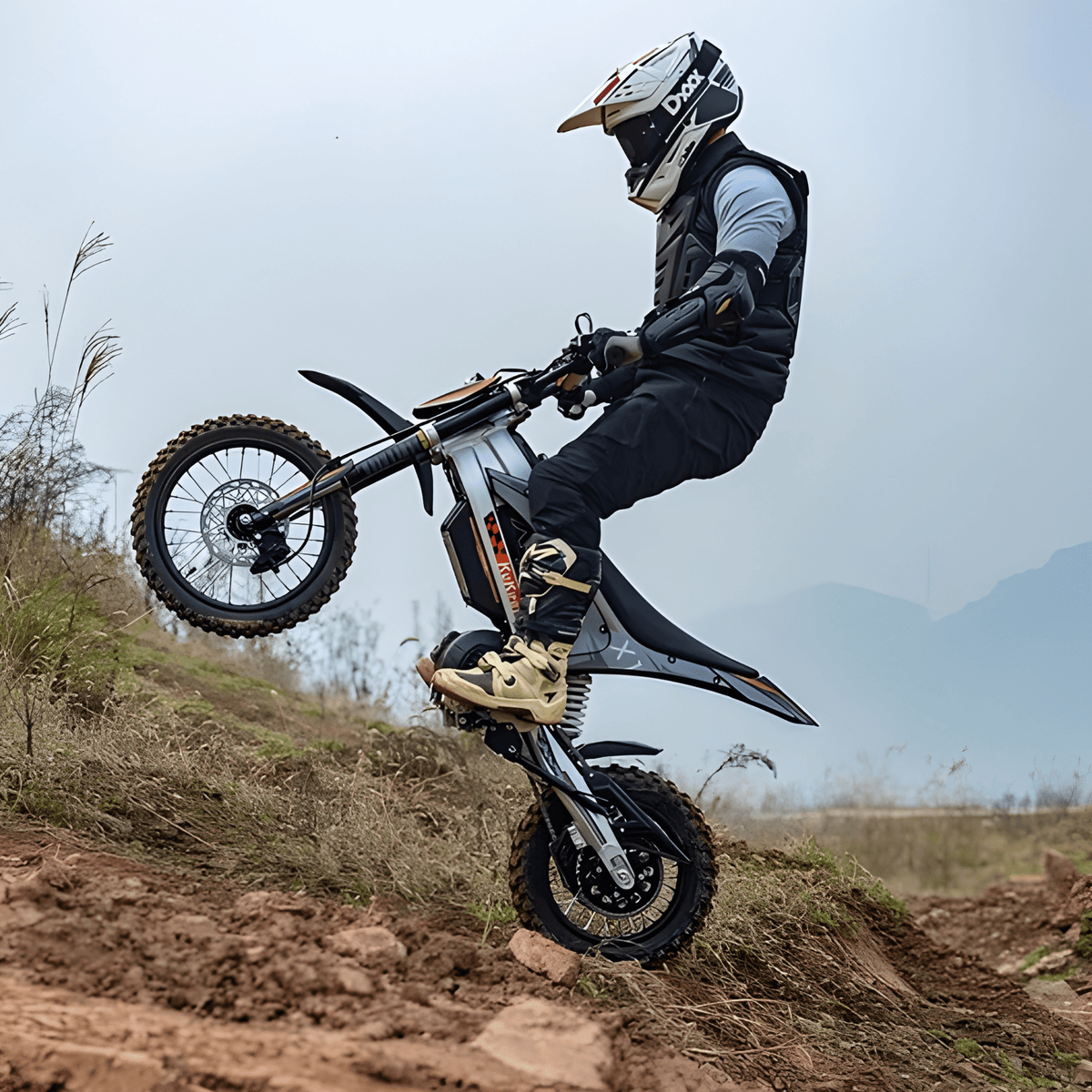Pilota che salta con la moto da cross elettrica KuKirin X1 in montagna