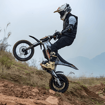 Pilota che salta con la moto da cross elettrica KuKirin X1 in montagna