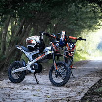 Persona in piedi con la moto da cross elettrica KuKirin X1