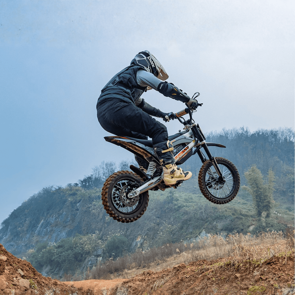 Pilota che salta con la moto da cross elettrica KuKirin X1