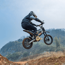 Pilota che salta con la moto da cross elettrica KuKirin X1