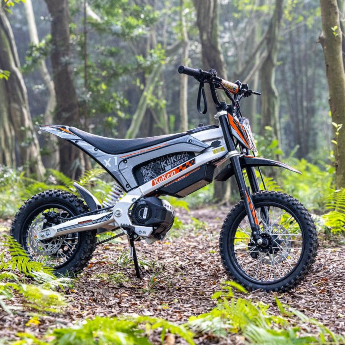 Moto da cross elettrica KuKirin X1 vista di lato nel bosco