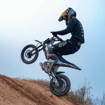 Pilota che salta con la moto da cross elettrica KuKirin X1