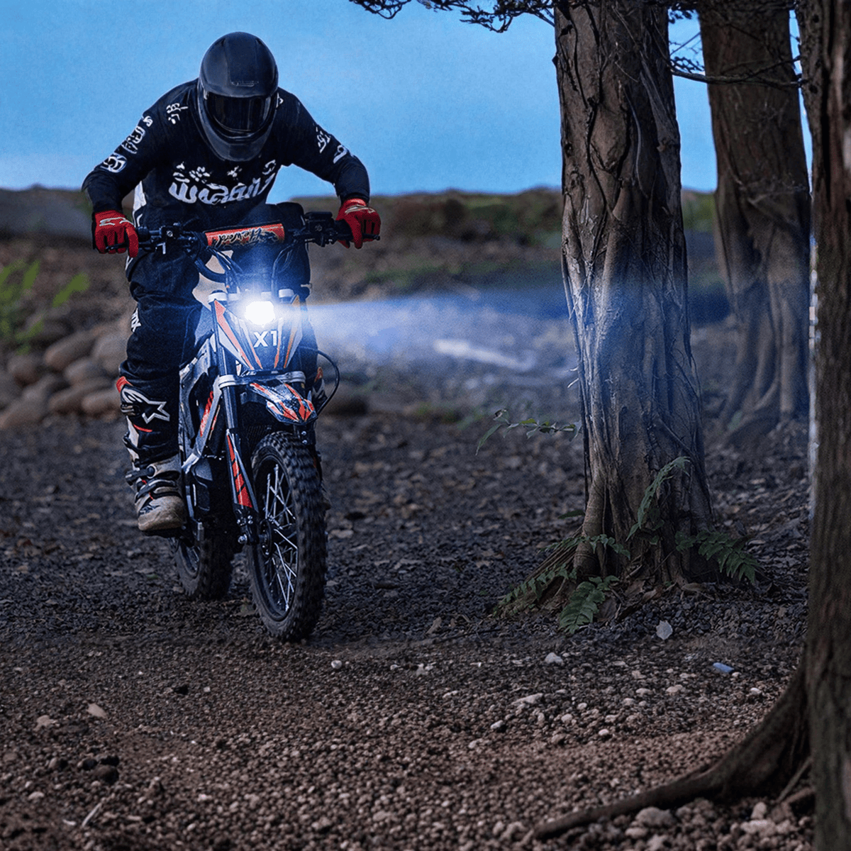 Moto da cross elettrica KuKirin X1 con le luci accese in un ambiente serale