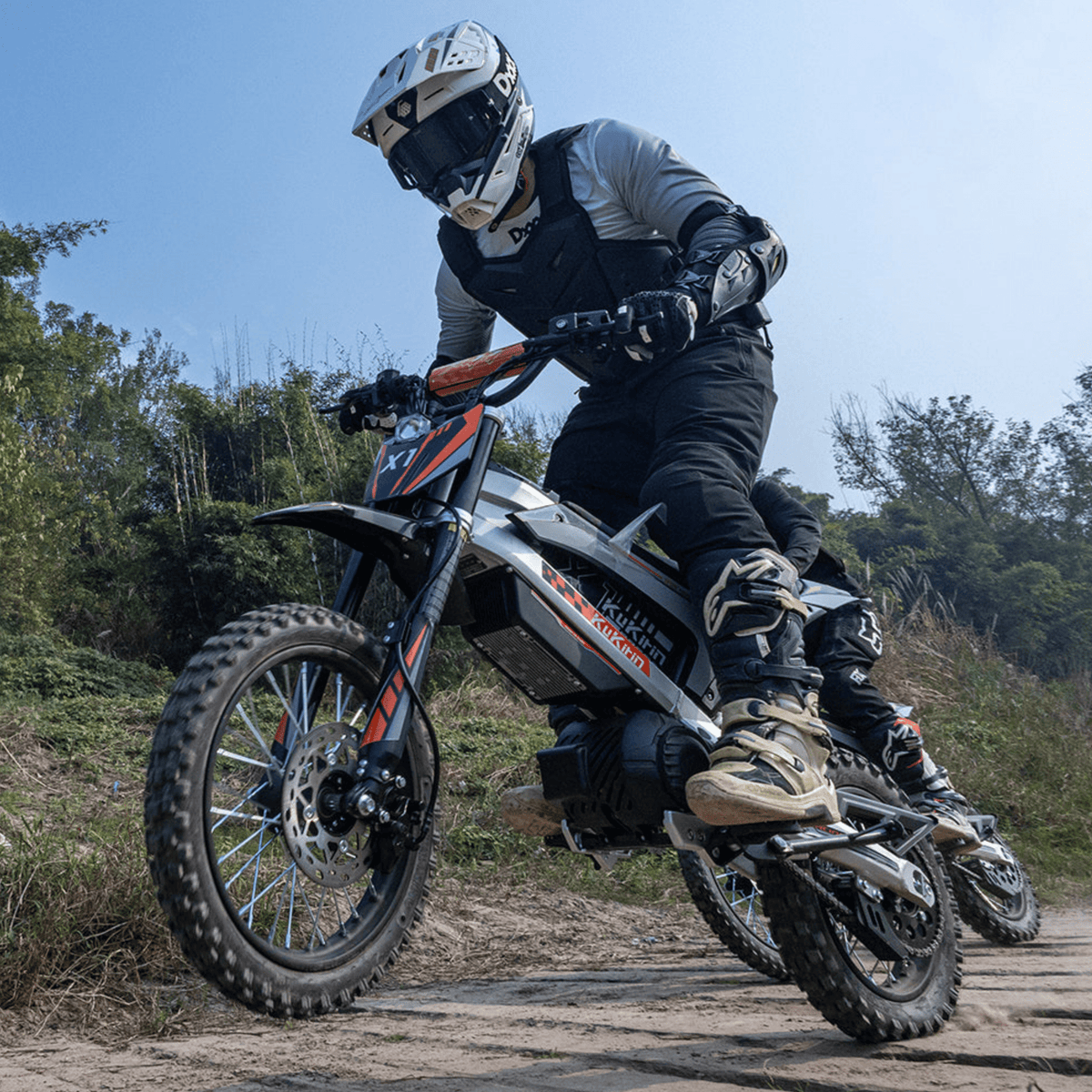 Pilota con la moto da cross elettrica KuKirin X1 in fuoristrada