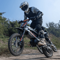 Pilota con la moto da cross elettrica KuKirin X1 in fuoristrada