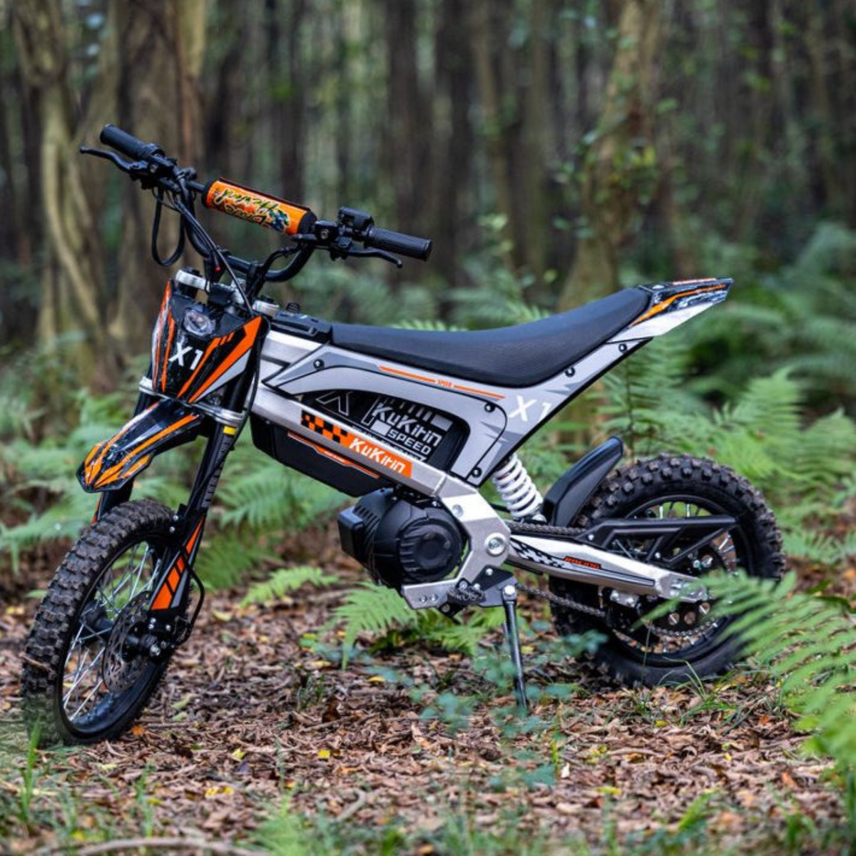 Moto da cross elettrica KuKirin X1 vista di lato nel bosco