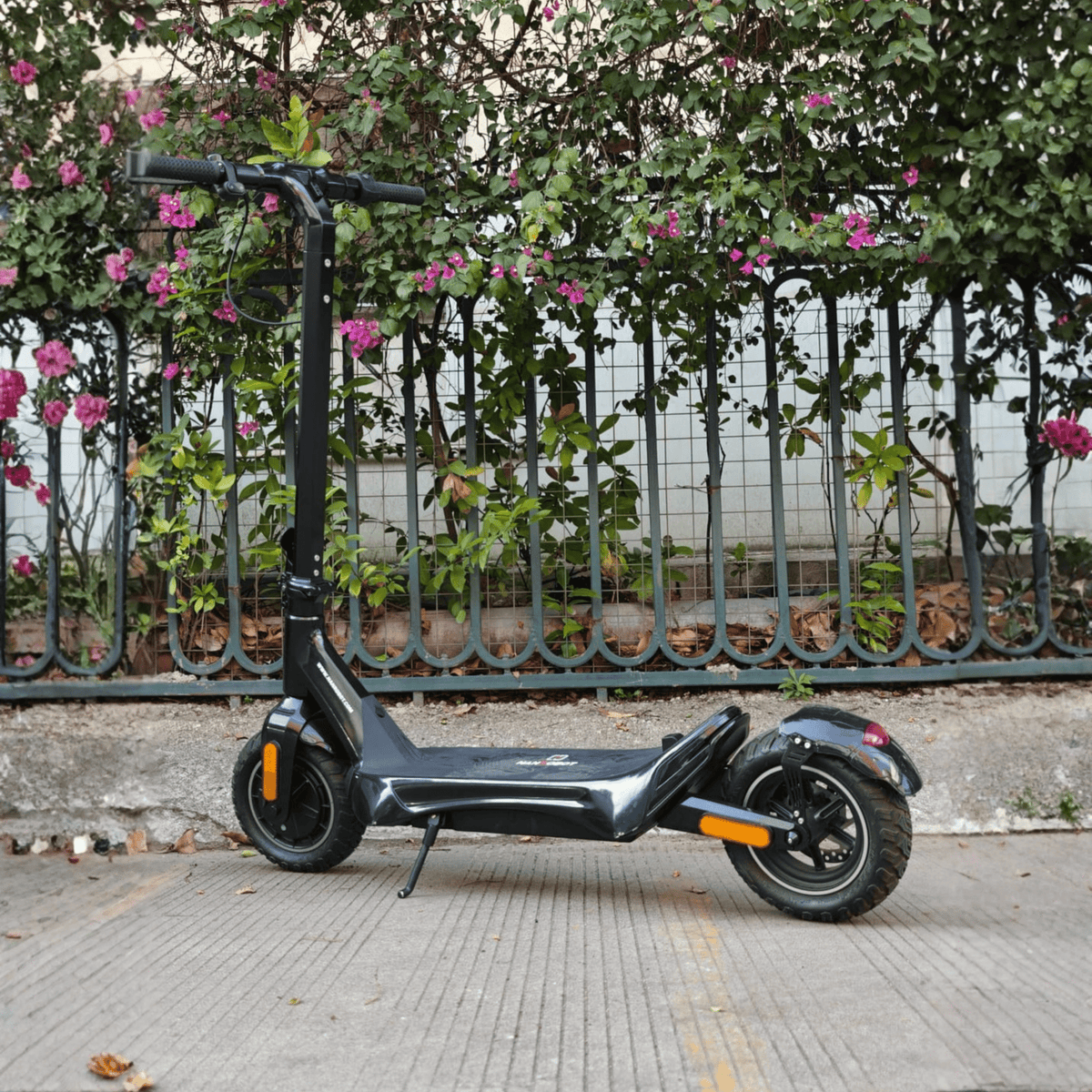 Monopattino elettrico Nanrobot C1 visto di lato in un giardino