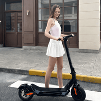 Donna in piedi con il monopattino elettrico Nanrobot C1