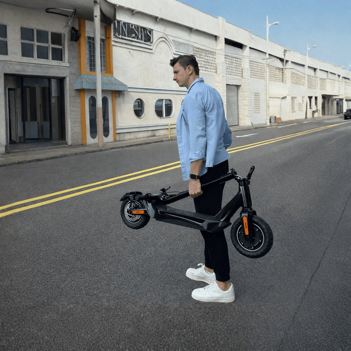 Uomo in piedi con il monopattino elettrico Nanrobot C1