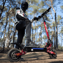 Uomo alla guida del monopattino elettrico Nanrobot D4+MAX nel bosco